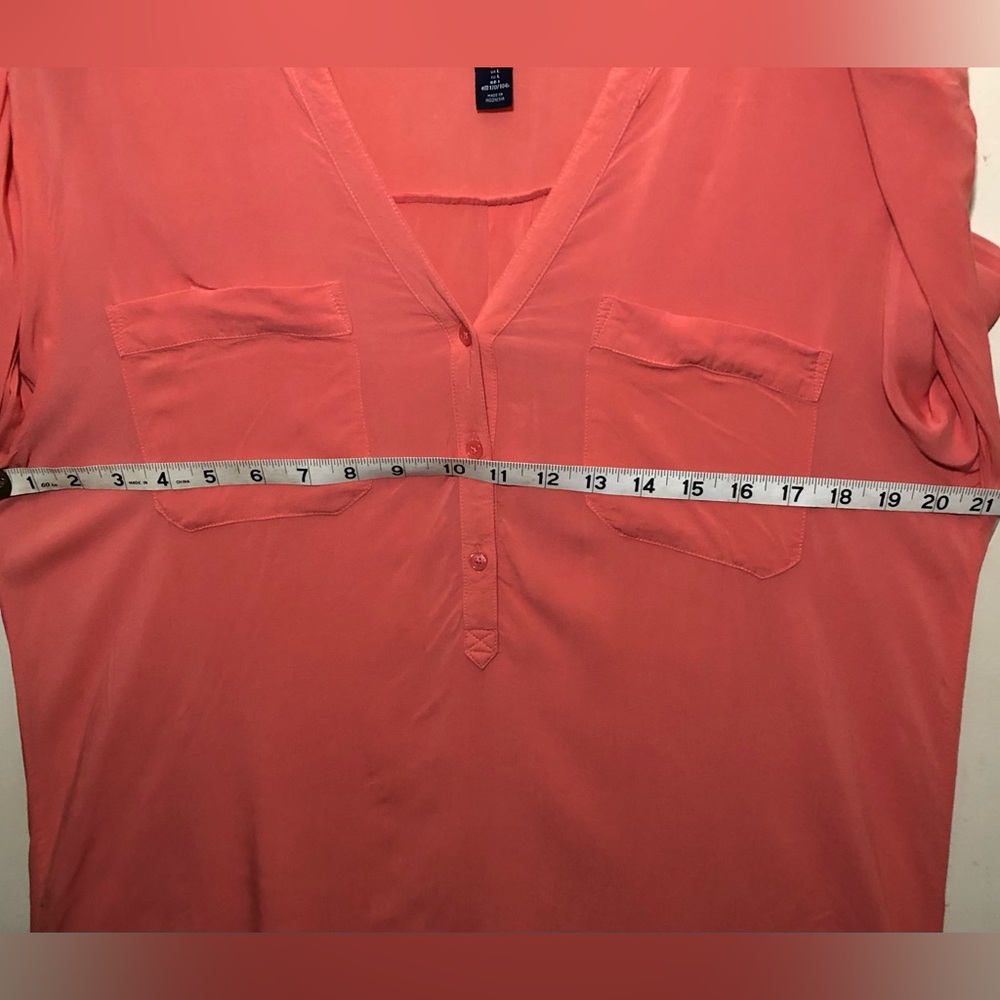 Gap Blouse Size Large Peach Roll up Sleeves V Neck - Picture 9 of 11